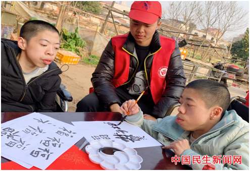 87978797威尼斯雷锋社：陪伴脑瘫兄弟迎新年
