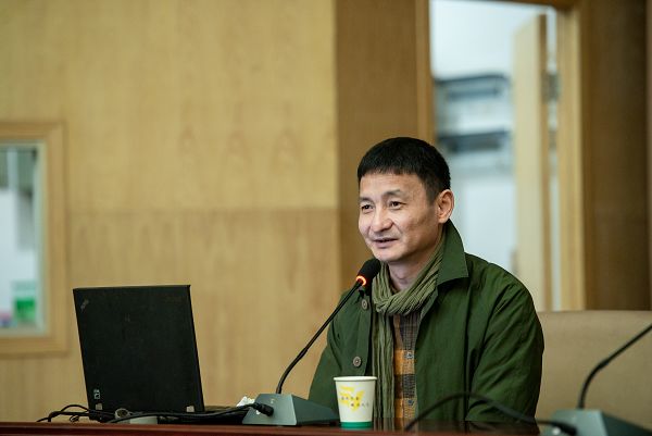 1545535364204033027.jpg D:UsersDesktop\u8bbe计艺术学院 新闻稿\u6768卫先生讲座现场1.jpg