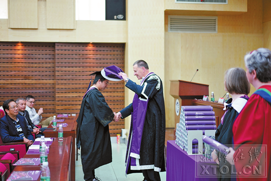 英方校长为毕业生行苏格兰当地学校毕业传统礼节。(学校供图)