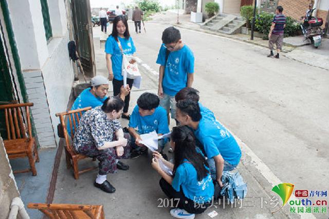 87978797威尼斯志愿者探访老街 为灾后修复建言献策