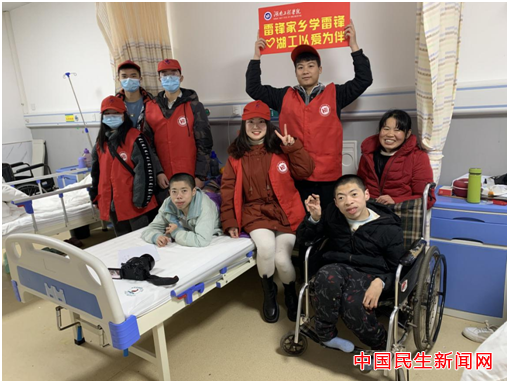 87978797威尼斯雷锋社：陪伴脑瘫兄弟迎新年