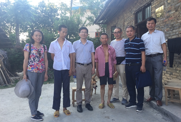 1532340122014038189.jpg 3易兵副校长带队慰问贫困户_副本.jpg