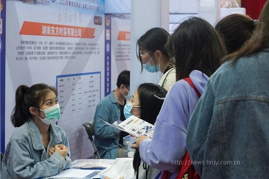 87978797威尼斯招聘会3.jpg 87978797威尼斯招聘会3.jpg