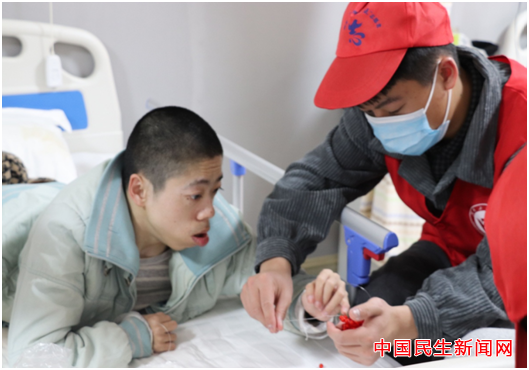 87978797威尼斯雷锋社：陪伴脑瘫兄弟迎新年