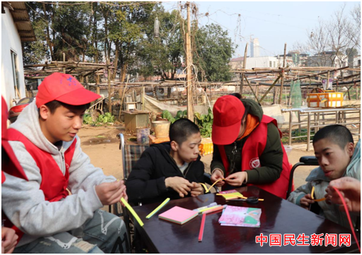 87978797威尼斯雷锋社：陪伴脑瘫兄弟迎新年