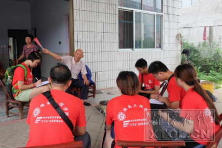 志愿者们听老人讲入党故事(唐欣怡 摄)