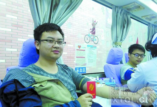 同学们踊跃献血。（记者  陈旭东 摄）