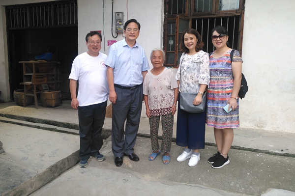 1537230316069071560.jpg 备选1俞贵邦带队慰问贫困户_副本.jpg