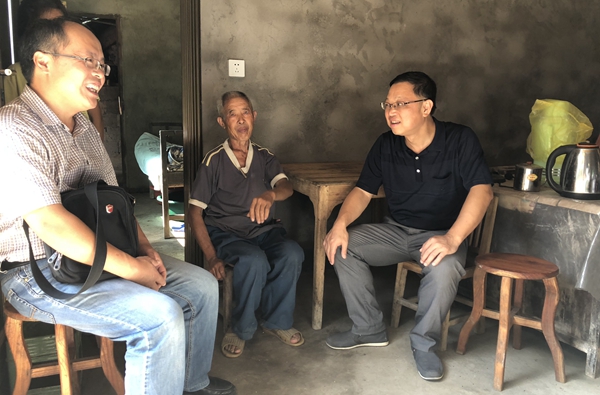 1537230352901028366.jpg 2娄炳林带队慰问贫困户_副本.jpg